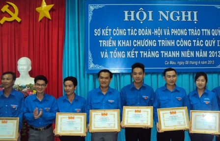 Ban Thường vụ Tỉnh Đoàn Cà Mau tặng giấy khen cho các tập thể đạt thành tích xuất sắc  trong “Tháng thanh niên” năm 2013